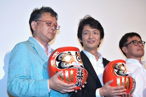 高崎だるまを持つ大崎章、岡田浩暉。