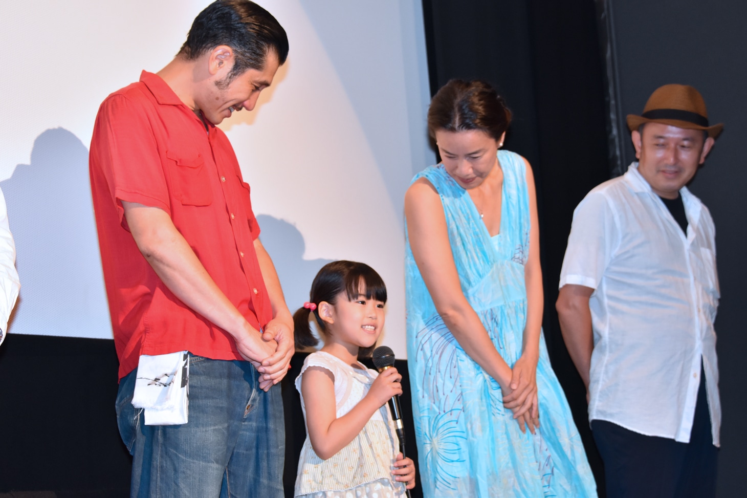 子役の川嶋夕空を見守る、渋川清彦と渡辺真起子。