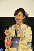 うなじがポイントだという真野恵里菜。