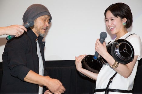 「東京無国籍少女」初日舞台挨拶にて、押井守からセグウェイをプレゼントされる清野菜名。