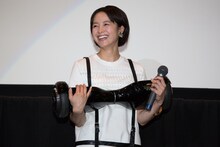 「東京無国籍少女」初日舞台挨拶にて、プレゼントされたセグウェイを抱えご満悦の清野菜名。