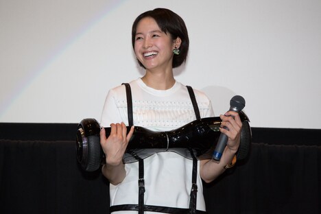 「東京無国籍少女」初日舞台挨拶にて、プレゼントされたセグウェイを抱えご満悦の清野菜名。