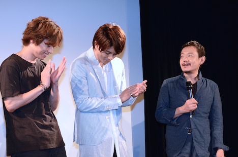 「野良犬はダンスを踊る」完成披露試写会の様子。左から鈴木勝吾、加藤慶祐、近藤芳正。