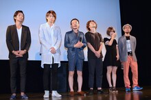 「野良犬はダンスを踊る」完成披露試写会の様子。左から久保田秀敏、加藤慶祐、近藤芳正、鈴木勝吾、柳英里紗、窪田将治。