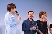 「野良犬はダンスを踊る」完成披露試写会の様子。左から加藤慶祐、近藤芳正、鈴木勝吾。