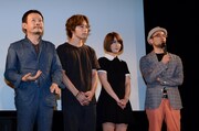 「野良犬はダンスを踊る」完成披露試写会の様子。左から近藤芳正、鈴木勝吾、柳英里紗、窪田将治。