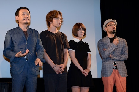 「野良犬はダンスを踊る」完成披露試写会の様子。左から近藤芳正、鈴木勝吾、柳英里紗、窪田将治。