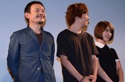 「野良犬はダンスを踊る」完成披露試写会の様子。左から近藤芳正、鈴木勝吾、柳英里紗。