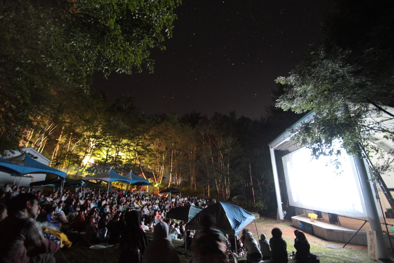 標高約1300m、八ヶ岳に野外映画館が登場「星空の映画祭」