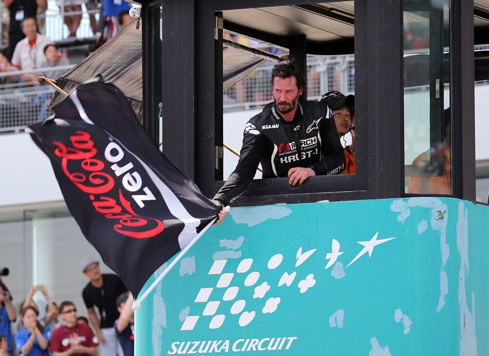 キアヌ・リーヴス電撃来日、鈴鹿サーキットを激走しフラッグマンも務める