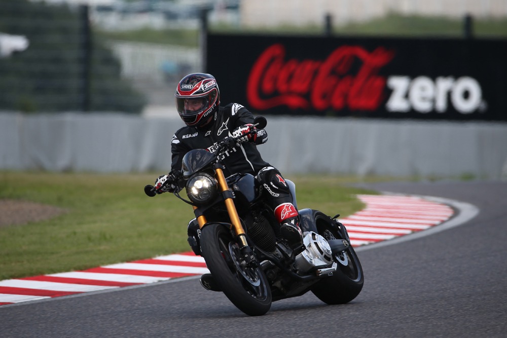 鈴鹿サーキットでサーキット走行を行うキアヌ・リーヴス。(c)鈴鹿サーキット