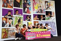 「BORUTO-NARUTO THE MOVIE-」舞台挨拶の様子。原作者の岸本斉史と声のキャスト、主題歌を担当したKANA-BOON。