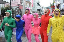 「原宿デニール」罰ゲームで、竹下通りを全身タイツ姿で歩く武田梨奈とBEE SHUFFLE。