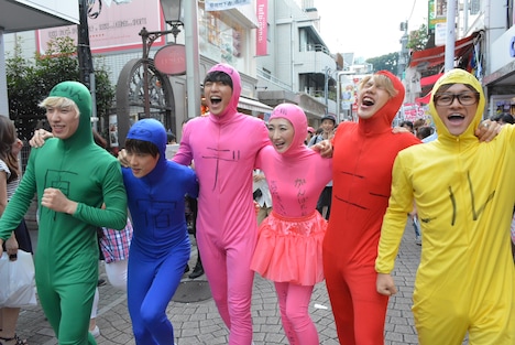 「原宿デニール」罰ゲームで、竹下通りを全身タイツ姿で歩く武田梨奈とBEE SHUFFLE。