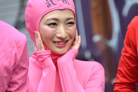 全身タイツ姿の武田梨奈。