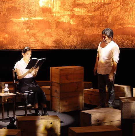 戦後70年特別番組「いしぶみ ～忘れない。あなたたちのことを～」の収録風景。左から綾瀬はるか、是枝裕和。