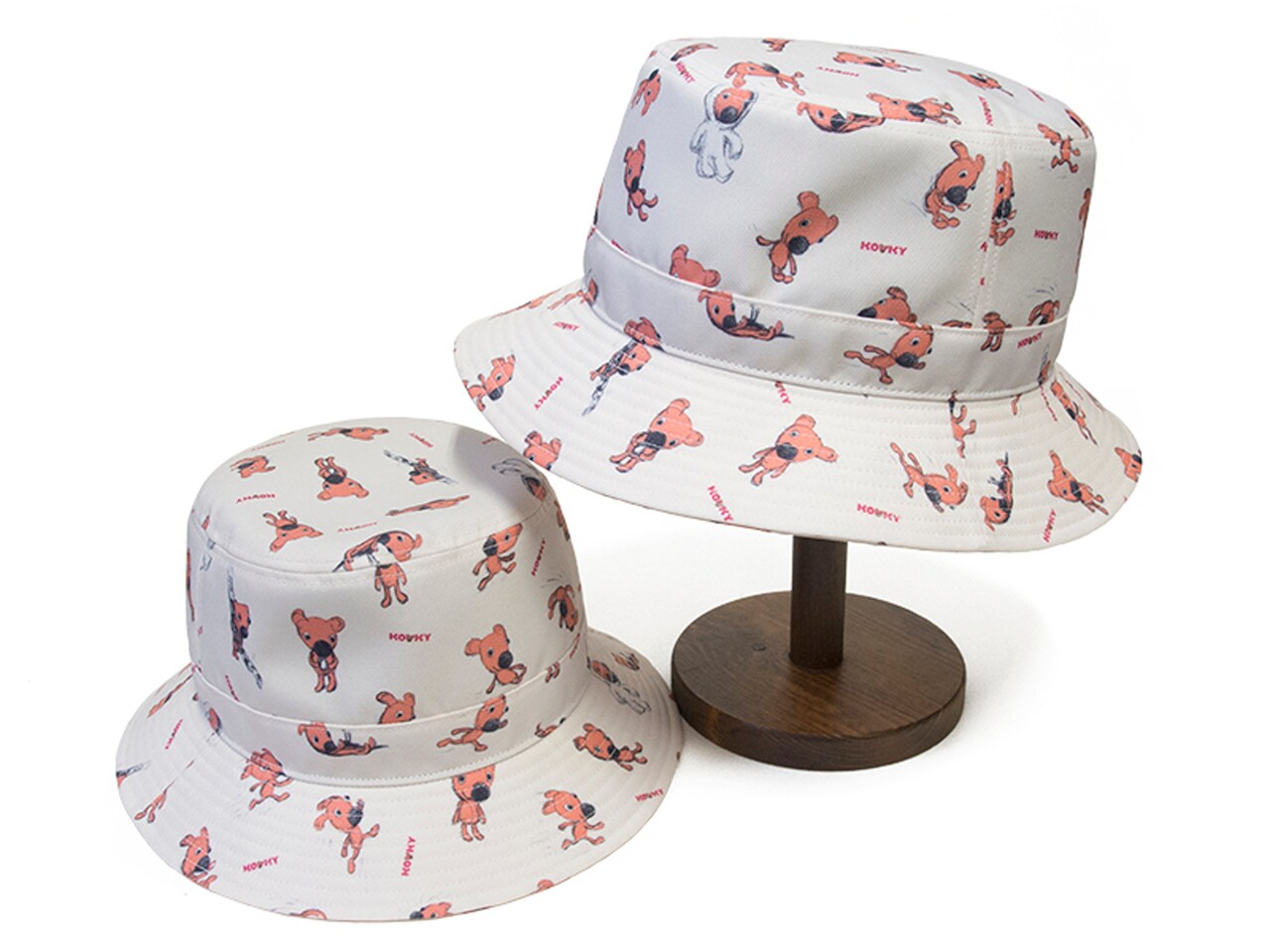 CA4LA 「クーキー」コラボHAT。左から子供用（5400円）、大人用（5940円）。