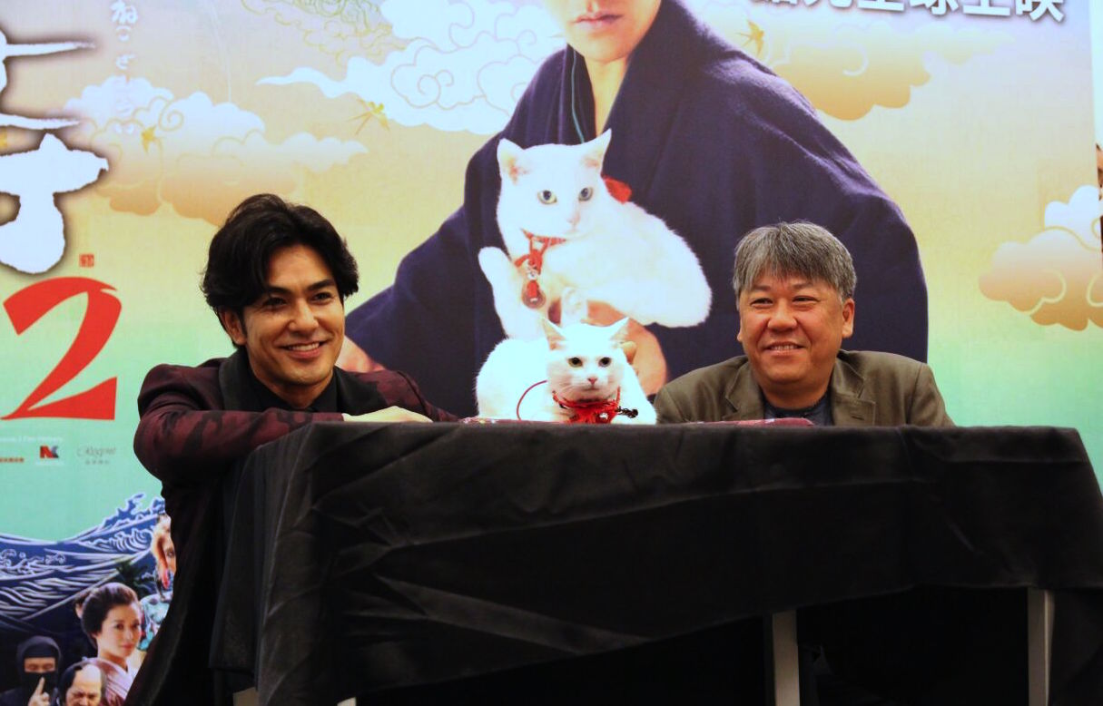 「猫侍 南の島へ行く」台湾プレミアイベントにて左から北村一輝、シャドウちゃん、渡辺武。(c)2015「続・猫侍」製作委員会