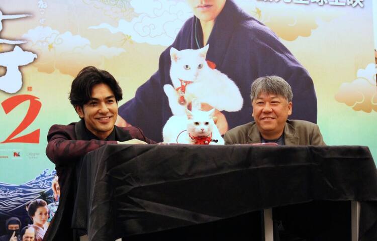 北村一輝を現地の白猫がお出迎え 猫侍 南の島へ行く が台湾へ行く 映画ナタリー
