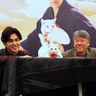 北村一輝を現地の白猫がお出迎え、「猫侍 南の島へ行く」が台湾へ行く