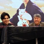 北村一輝を現地の白猫がお出迎え、「猫侍 南の島へ行く」が台湾へ行く