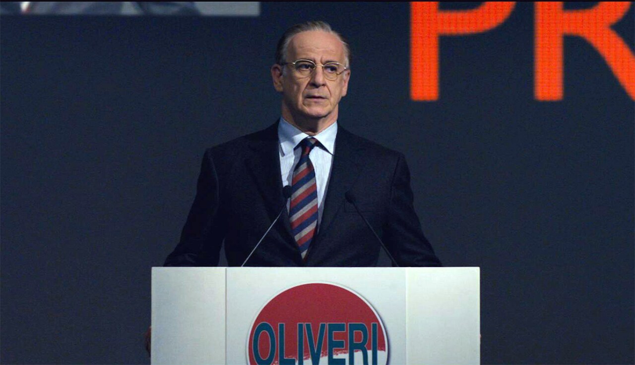 トニ・セルヴィッロが双子の兄弟を1人で演じきる、「ローマに消えた男」11月公開