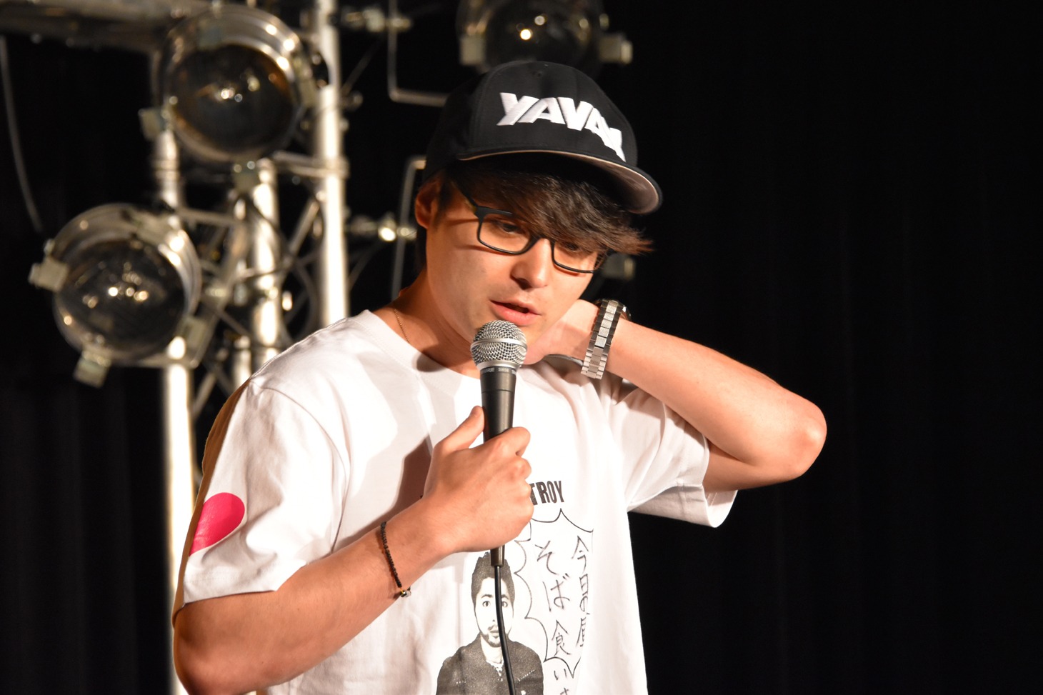 昨日、寝違えて首が痛かったと話す山田孝之。