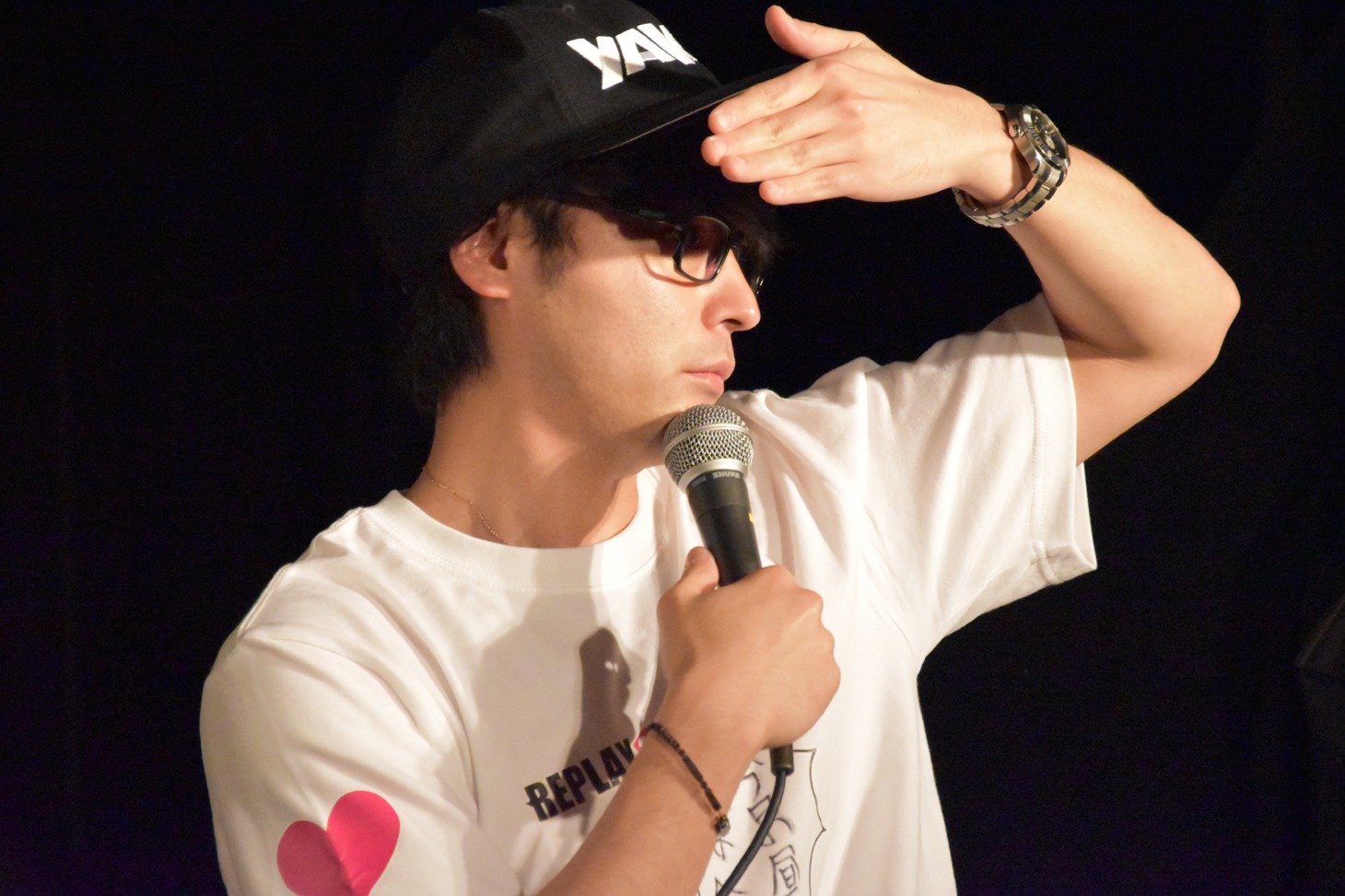 客席に来ているはずの増田朋弥を探す山田孝之。