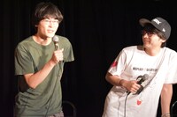 客席から現れた増田朋弥（左）、山田孝之（右）。