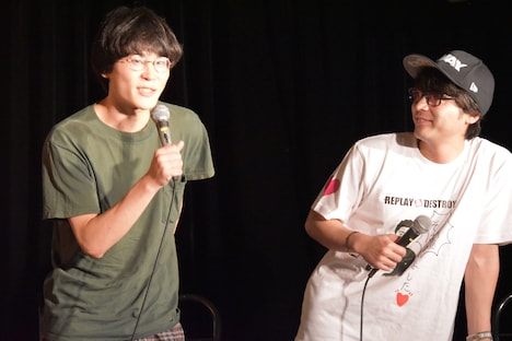 客席から現れた増田朋弥（左）、山田孝之（右）。
