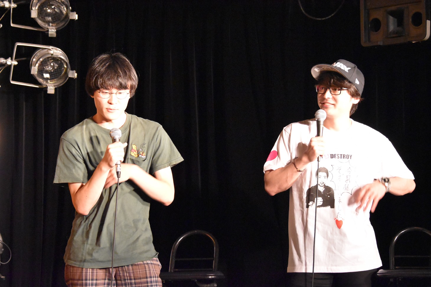 客席から現れた増田朋弥（左）、山田孝之（右）。