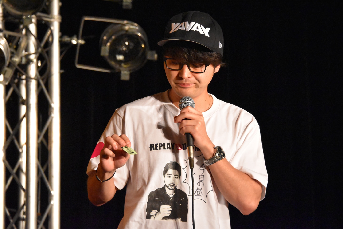 プレゼント当選者の整理番号を読み上げる山田孝之。