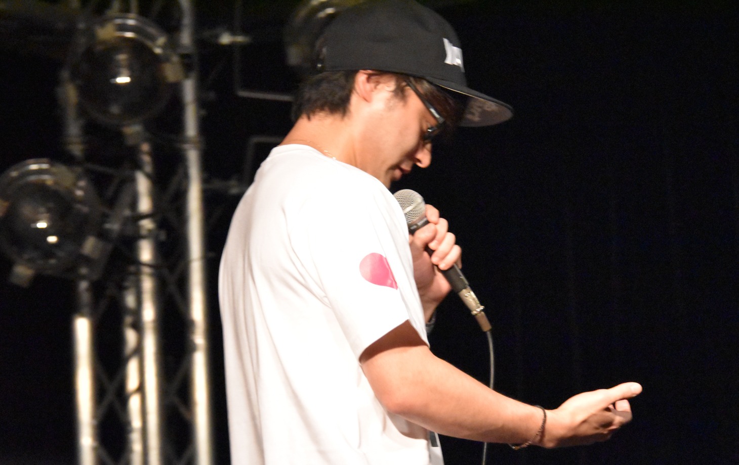 渋谷を歩いているときはスマホをいじる素振りをして下を向いているという山田孝之。