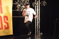 劇中歌「バイト代がでた」を唐突に披露する山田孝之。