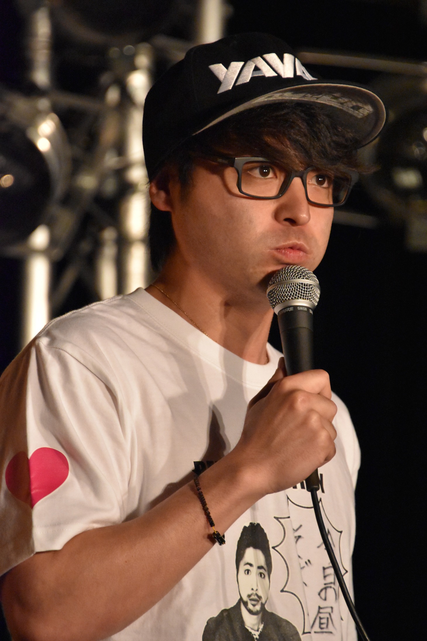 劇中歌「バイト代がでた」を豪快に歌い上げる山田孝之。