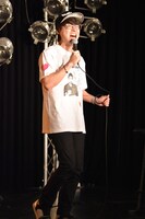 劇中歌「バイト代がでた」をこぶしをきかせて披露する山田孝之。