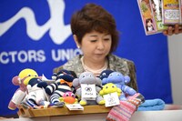 宮城県松島市の仮設住宅で暮らす人々が靴下で制作する人形「おのくん」。