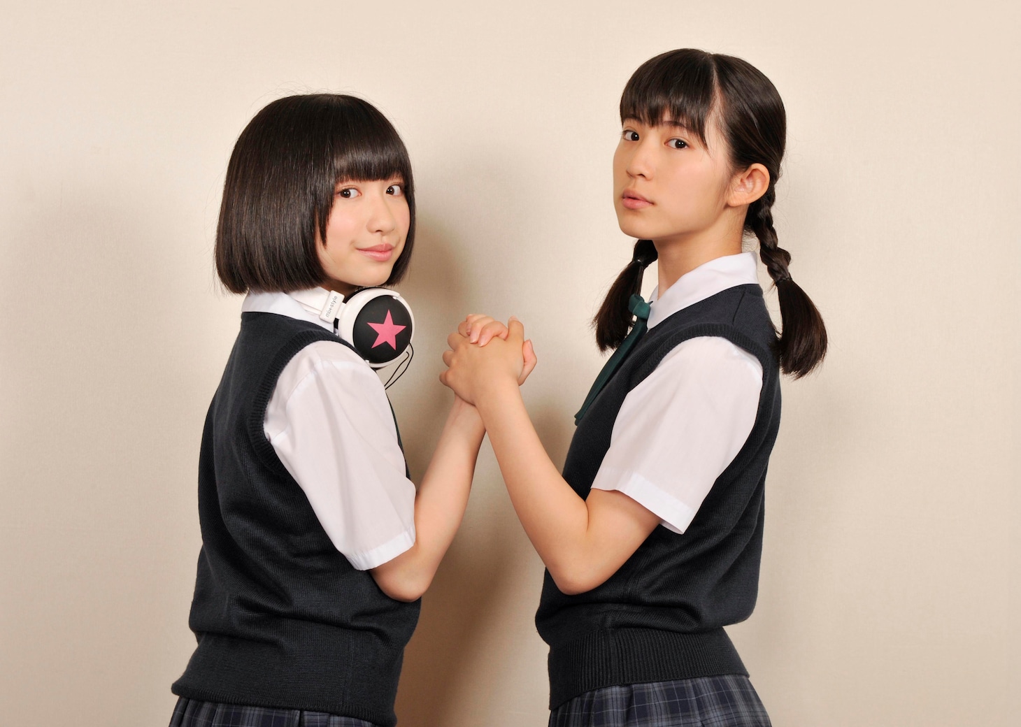 左から吉田凜音、蒼波純。(c)2015 女子トイレ清掃組合
