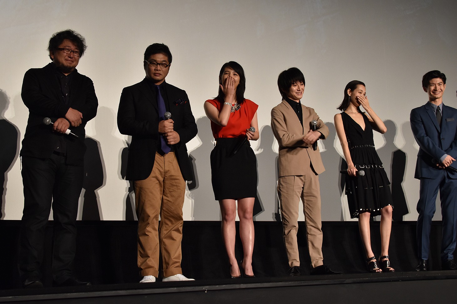 「進撃の巨人 ATTACK ON TITAN」初日舞台挨拶の様子。左から樋口真嗣、松尾諭、桜庭ななみ、本郷奏多、水原希子、三浦春馬。