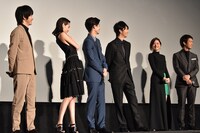 「進撃の巨人 ATTACK ON TITAN」初日舞台挨拶の様子。左から本郷奏多、水原希子、三浦春馬、長谷川博己、石原さとみ、三浦貴大。