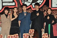 「進撃の巨人 ATTACK ON TITAN」初日舞台挨拶の様子。左から本郷奏多、水原希子、三浦春馬、長谷川博己、石原さとみ。