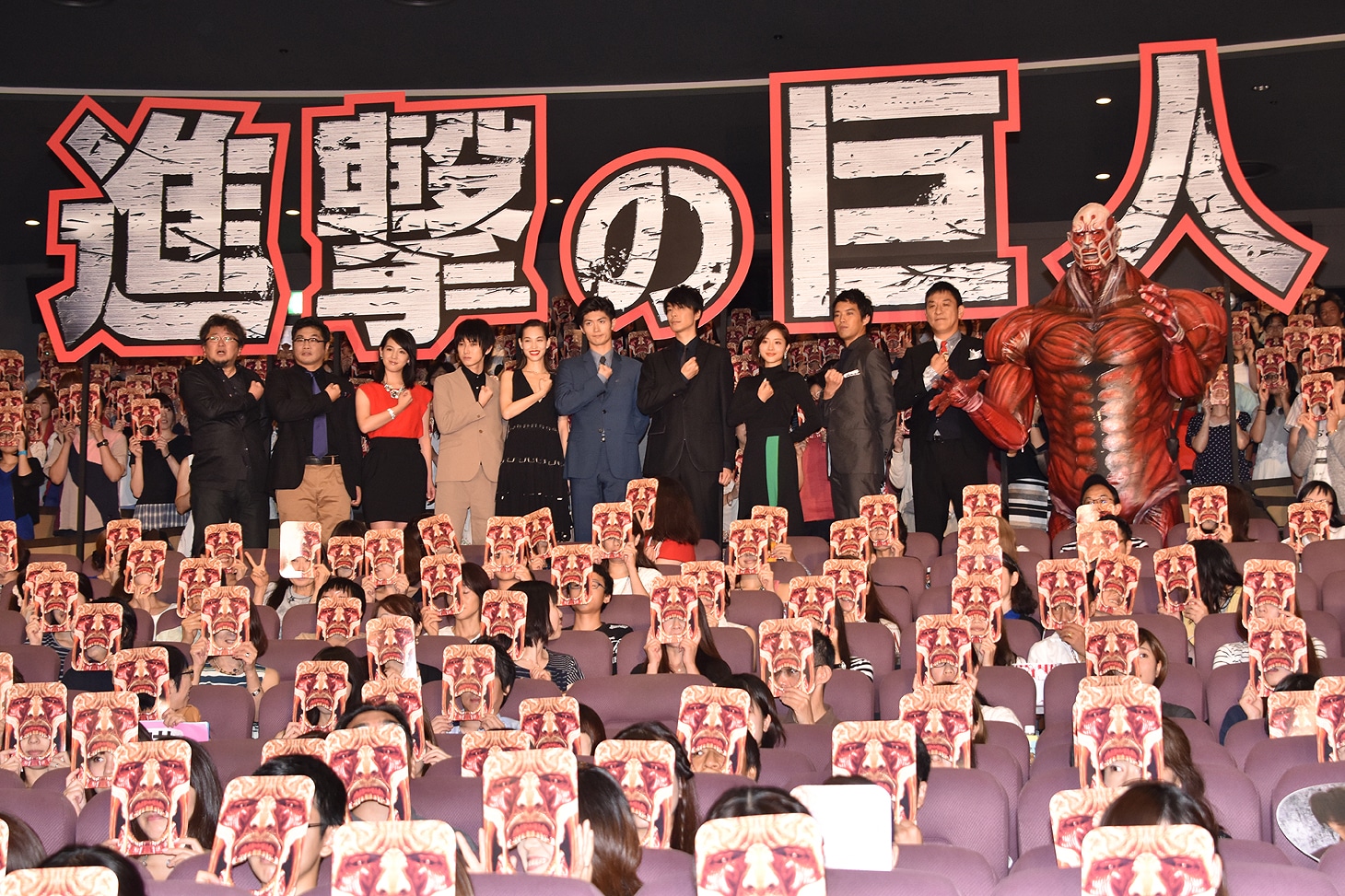 「進撃の巨人 ATTACK ON TITAN」初日舞台挨拶の様子。左から樋口真嗣監督、サンナギ役の松尾諭、サシャ役の桜庭ななみ、アルミン役の本郷奏多、ミカサ役の水原希子、エレン役の三浦春馬、シキシマ役の長谷川博己、ハンジ役の石原さとみ、ジャン役の三浦貴大、ソウダ役のピエール瀧。