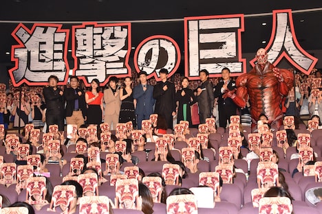 「進撃の巨人 ATTACK ON TITAN」初日舞台挨拶の様子。左から樋口真嗣監督、サンナギ役の松尾諭、サシャ役の桜庭ななみ、アルミン役の本郷奏多、ミカサ役の水原希子、エレン役の三浦春馬、シキシマ役の長谷川博己、ハンジ役の石原さとみ、ジャン役の三浦貴大、ソウダ役のピエール瀧。