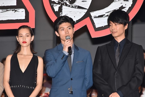 左から水原希子、三浦春馬、長谷川博己。