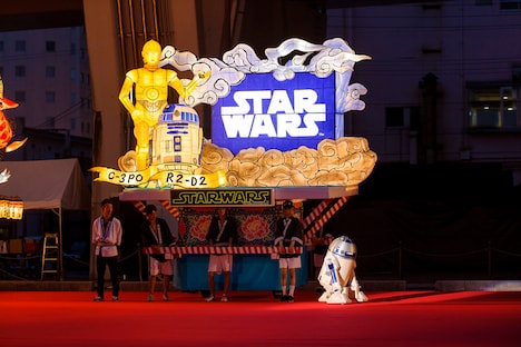 「ドロイドねぶた」の出来に満足気なR2-D2。(c)2015Lucasfilm Ltd. & TM. All Rights Reserved