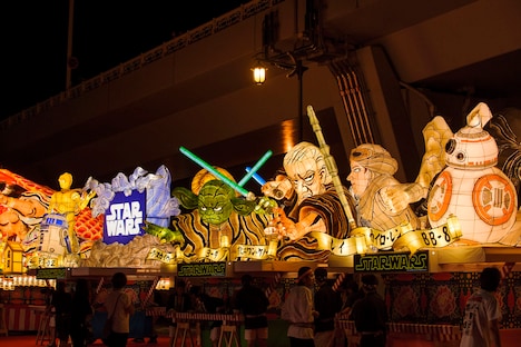 8月1日に開催された「青森ねぶた祭」前夜祭セレモニーに登場した「スター・ウォーズねぶた」。 (c)2015 Lucasfilm Ltd. & TM. All Rights Reserved
