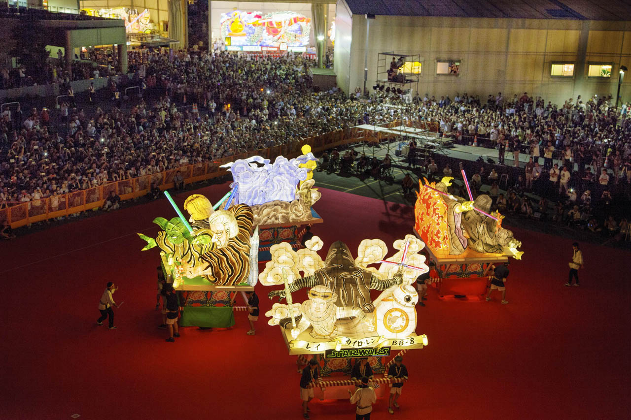 「スター・ウォーズ」ねぶたがカワサキ ハロウィンのパレードに参戦