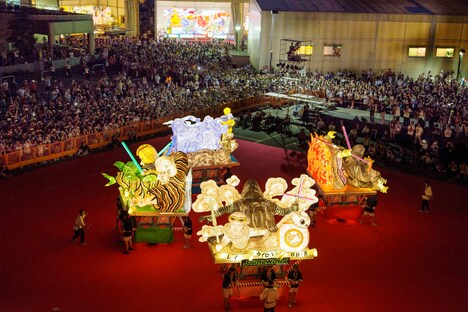 「青森ねぶた祭」前夜祭セレモニーに登場した「スター・ウォーズねぶた」。(c)2015Lucasfilm Ltd. & TM. All Rights Reserved