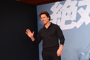 さわやかな笑顔で手を振るトム・クルーズ。
