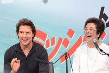 左からトム・クルーズ、通訳の戸田奈津子。